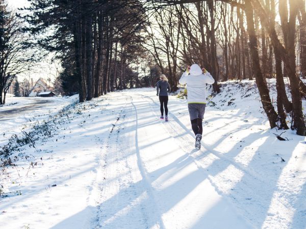 Bieganie zimą: Jak przygotować się na zimną pogodę i zapobiegać bólom stawów