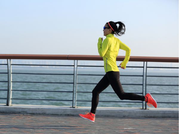 Korzyści z noszenia odzieży odblaskowej podczas biegania