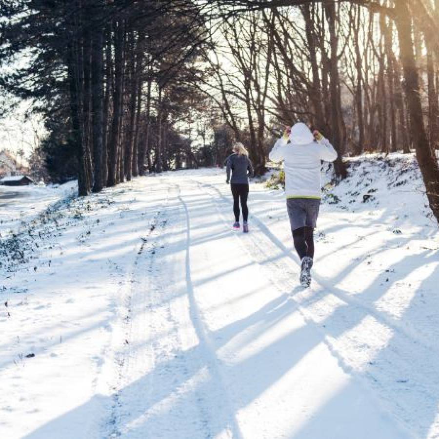 Bieganie zimą: Jak przygotować się na zimną pogodę i zapobiegać bólom stawów