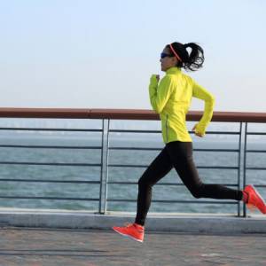 Korzyści z noszenia odzieży odblaskowej podczas biegania